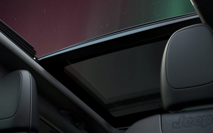 Available CommandView Dual-Pane Panoramic Sunroof